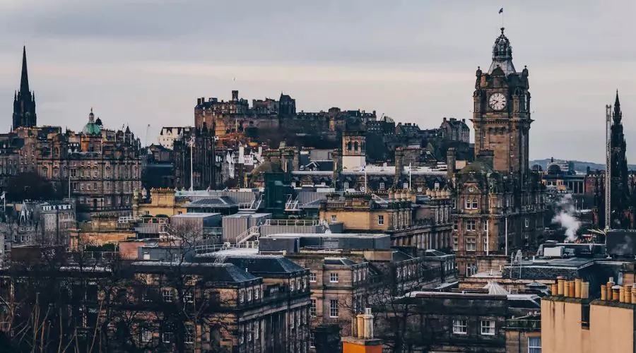 How to Save Money while Traveling to Edinburgh?