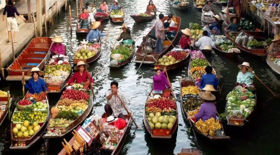 Explore Bang Khu Wiang Floating Market 