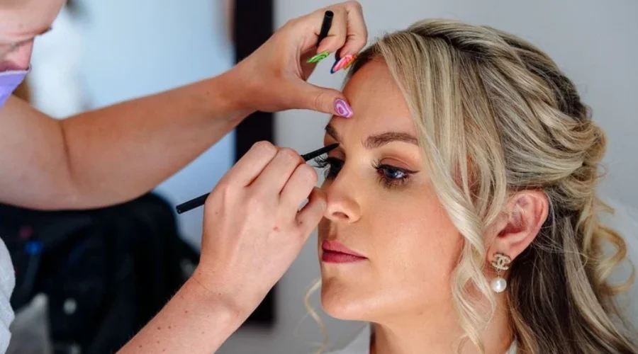 The BASICS 101 Makeup Course - For Absolute Beginners
